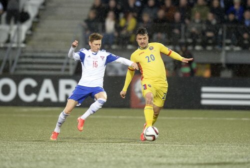 Bartalsstovu, stînga, în duel cu Budescu, în meciul Feroe - România 0-3