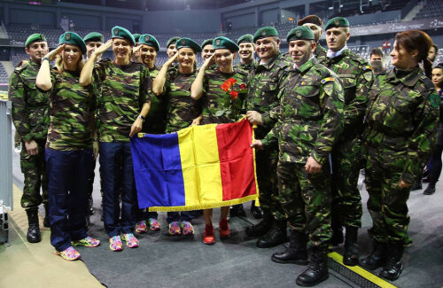 Alina Tecşor, Andreea Mitu, Raluca Olaru, Monica Niculescu şi Simona Halep (de la stînga la dreapta) au salutat milităreşte