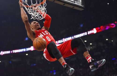 Slam dunk spectaculos reușit de MVP-ul Russell Westbrook // Foto: Reuters