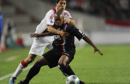 Kargbo (prim-plan), în duel cu Luis Suarez. Și meciul cu Ajax, 0-4 pe 17.10.2009, a fost atunci suspect de blat