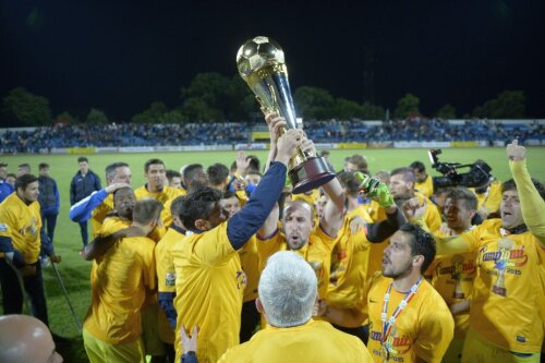 Așa arăta trofeul pentru campioana din sezonul 2014-2015, câștigat de Steaua
