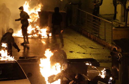 Sticlele pline cu benzină și ulei de motor se sparg și iau foc pe scuturile jandarmilor din Corte, Corsica
// FOTO AFP