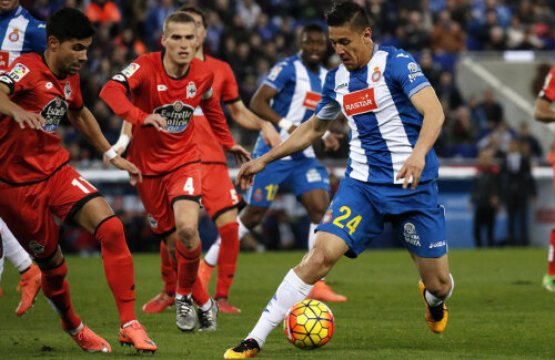 Oscar Duarte (albastru) n-a mai tremurat atât în defensivă aseară cu Deportivo // FOTO AFP