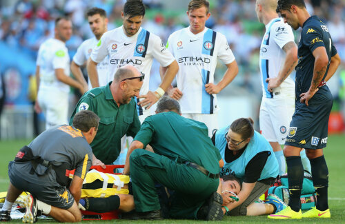 Storm Roux respiră cu greu după grava accidentare. Piciorul și umărul fuseseră fixate // FOTO Guliver/GettyImages