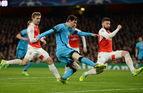 Messi (în duel cu Giroud și Monreal) n-a putut fi oprit de 