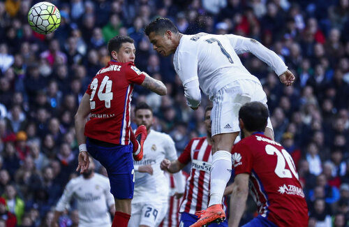 Ronaldo are mingea de gol pe frunte, dar nu se concentrează // FOTO Guliver/GettyImages