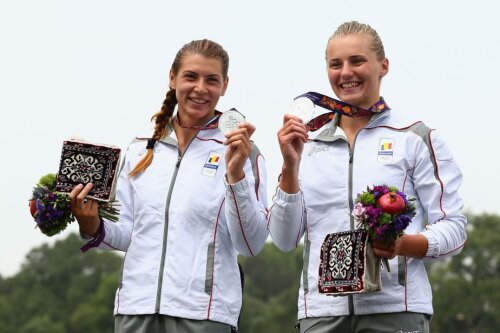 Roxana Borha (stânga) şi Elena Meroniac, cu argintul cucerit la Baku, la Jocurile Europene FOTO Guliver/GettyImages