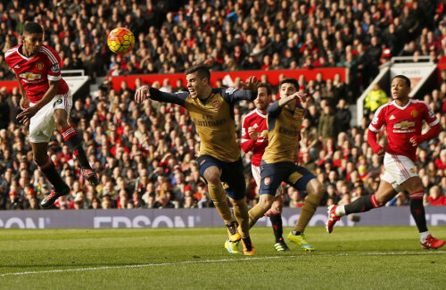 Rashford, stînga, marchează al doilea său gol cu Arsenal (3-2). El punctase și-n EL: 