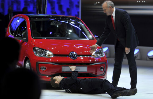 Simon Brodkin îşi face numărul sub maşină, în timp ce Jürgen Stackmann încearcă să-l facă să se ridice de acolo // FOTO Guliver/GettyImages