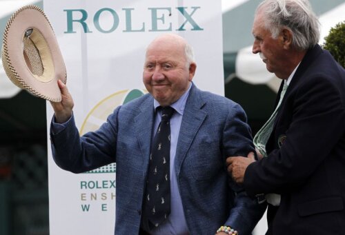 Bud Collins salutând publicul prezent la o festivitate a International Tennis Hall of Fame în 2013 // FOTO Reuters