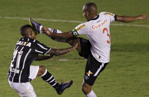 Duel agresiv din meciul Corinthians - Vasco da Gama