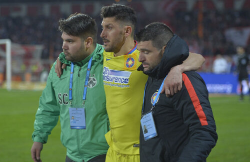 Marica a fost ajutat de staff-ul medical al Stelei să iasă de pe teren la meciul cu Dinamo