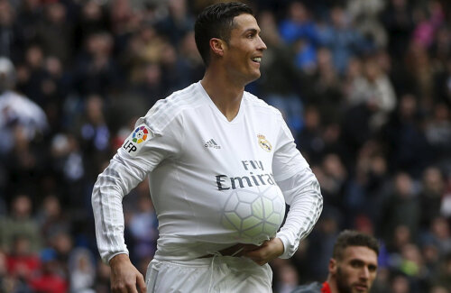 Cristiano se bucură după gol. Mingea e sub tricou, gest făcut de fotbaliști când devin părinți // FOTO Reuters