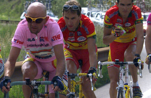 Marco Pantani (primul din stânga), alături de italianul Ivan Gotti şi francezul Richard Virenque, într-o etapă din Il Giro 1999 // FOTO Reuters