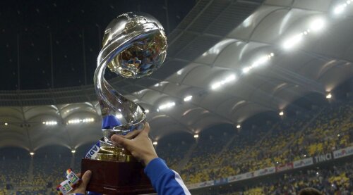 Așa arăta trofeul pentru Cupa Ligii, din sezonul 2014 - 2015.