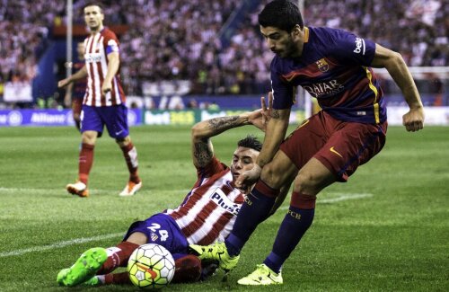 Stilul Atletico. Jose Gimenez, stânga, îl atacă fără menajamente pe Luis Suarez // FOTO Guliver/GettyImages