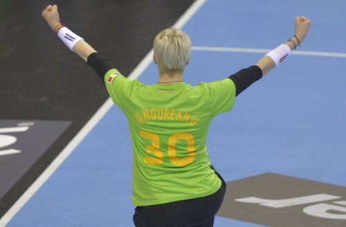 În genunchi, dar neîngenuncheată în poartă, Paula Ungureanu salută publicul