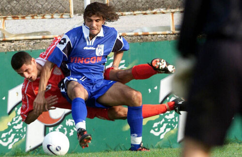 Fază din partida Craiova - Pobeda 1-1, din 2000, cu Augustin Călin în prim-plan