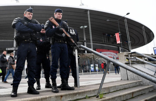 Stade de France păzit de polițiști cu armele la vedere // Foto AFP