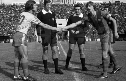 Johan Cruyff îi strânge mâna lui Liță Dumitru în Ghencea înaintea meciului Steaua - Barcelona, din 1977
