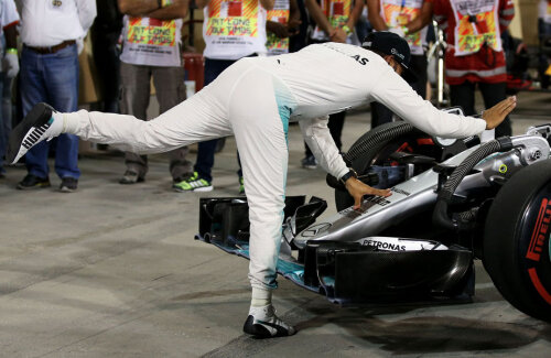 Hamilton și mașina care l-a dus pe primul loc. // Foto: Getty Images