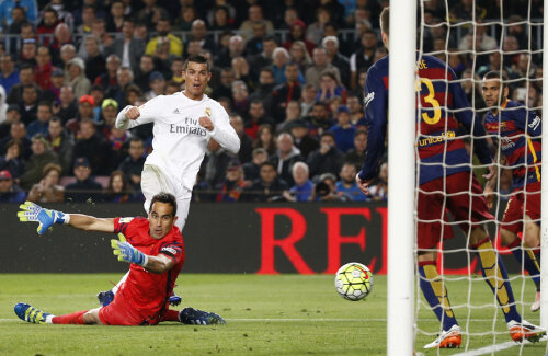 Ronaldo (stânga) strecoară mingea în plasă pe sub Bravo. Fundașii catalani nu pot evita golul înfrângerii // FOTO Reuters