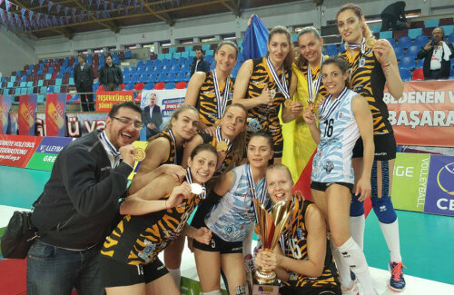 Fetele de la CSM București cu trofeul Challenge Cup și medaliile, la Trabzon // FOTO CSM București