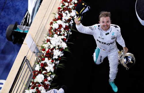 Nico Rosberg, cu trofeul în mână, salută camera suspendată. Şi o dată cu ea, o lumea întreagă // FOTO Guliver/GettyImages