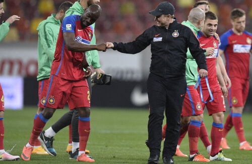 La final, Reghe s-a felicitat cu Tade, unul dintre jucătorii la care a apelat în ultimele minute pentru a forța victoria