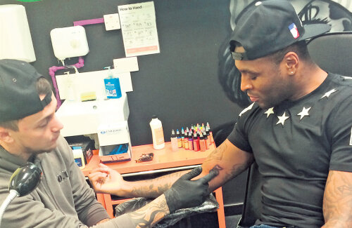 Morgan, încă un tatuaj la studioul său