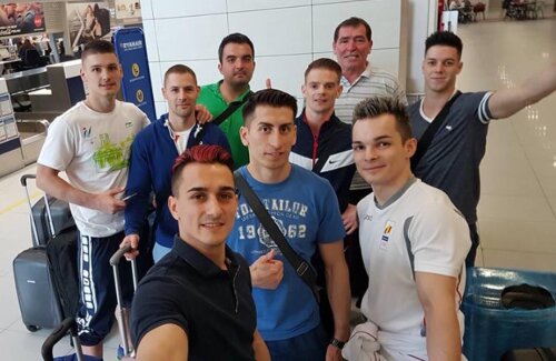 Băieții au avut timp și de un selfie pe aeroport