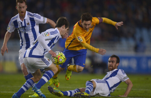 Messi, aici deposedat de fundașii basci, a fost o umbră. S-a blocat la golul 499 în tricoul Barcei