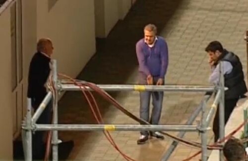 Captură TV cu un moment din 2012: Șumudică (centru) și Porumboiu (stânga) în fața vestiarelor, cu antrenorul explicându-i tactica. La discuții asistă și Ciprian Panait, pe atunci director sportiv la Vaslui