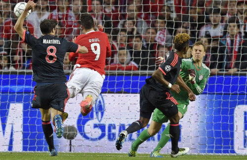 Neuer e la doi metri de minge, iar Raul Jimenez, numărul 9, deschide scorul pentru Benfica