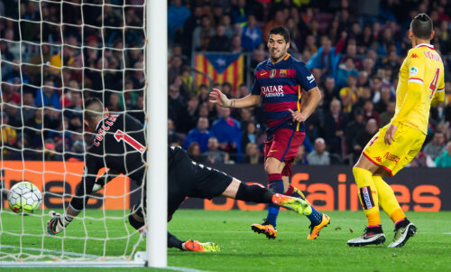 Suarez (blaugrana) deschide seria celor 4 goluri cu Gijon // FOTO Guliver/GettyImages