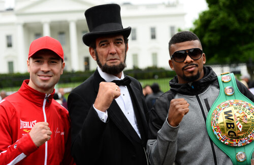 Lucian Bute și Badou Jack în fața Casei Albe alături de un actor care-l întruchipează pe Abraham Lincoln // FOTO AFP