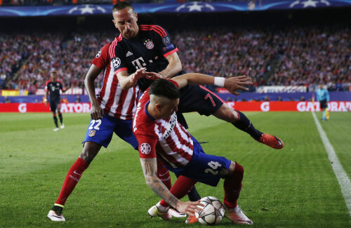 Ribery, în tur, prins ca-n menghină între doi madrileni