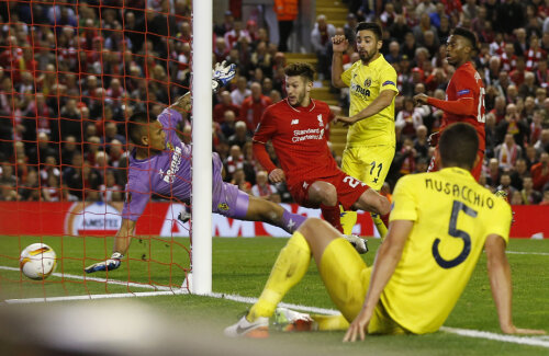 Lallana, în centru, închide tabela pe Anfield. Liverpool e în finala din 18 mai // FOTO Reuters