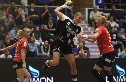 Isabelle Gullden are 26 de ani și a mai jucat în carieră la Savehof și Viborg