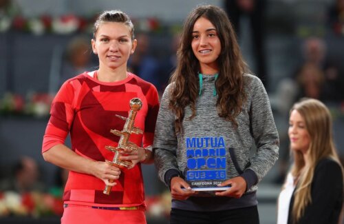 Simona Halep și trofeul de la Madrid, alături de câștigătoarea competiției de la U16, Lucia Cortez
Sursa foto: Guliver/GettyImages