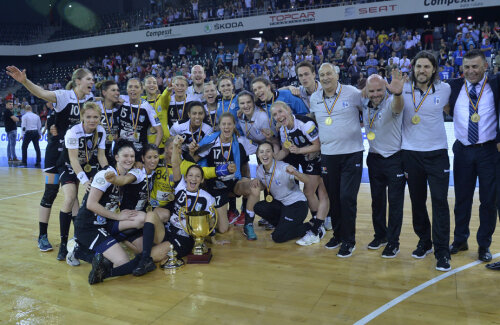 Handbalistele şi staff-ul de la CSM sărbătoresc al treilea triumf al sezonului // Foto: Cristi Preda