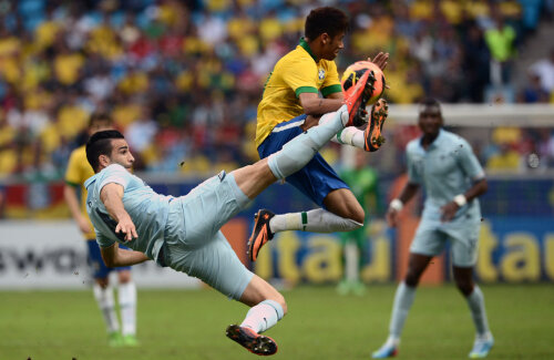 Rami (stânga) îl atacă acrobatic pe Neymar, la ultimul său meci pentru Franța // FOTO Guliver/GettyImages