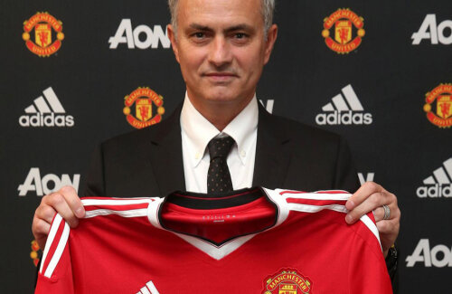 Mourinho, prezentând tricoul roșu al 