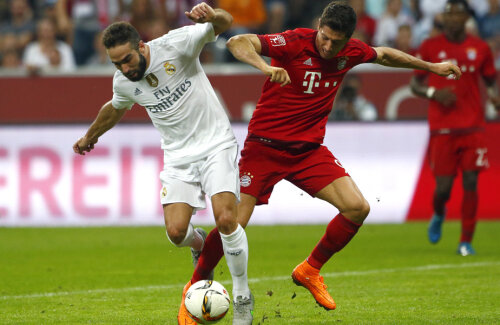 Lewandowski (dreapta, în duel cu Carvajal) i-a dat 6 goluri lui Real Madrid în Ligă, jucând la Dortmund și Bayern // Foto: Reuters
