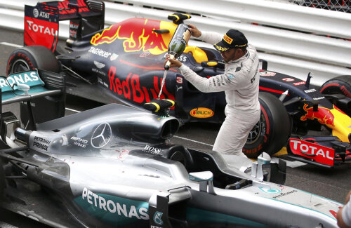 Lewis Hamilton își răsplătește mașina pentru o cursă bună // FOTO Reuters