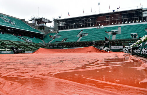 Arena Philippe Chatrier a fost ieri scăldată de ploaie // FOTO Guliver/GettyImages