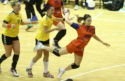 Eliza Buceschi a jucat până în minutul 35, accidentându-se apoi la umăr // FOTO Marius Ionescu