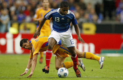 Evra (depășindu-l pe Mara), tot pe Stade de France, la 1-1 cu România pe 5 septembrie 2009, în preliminariile CM 2010 // FOTO Reuters
