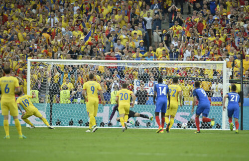 Bogdan Stancu l-a păcălit pe Lloris și a înscris primul gol al României la Euro 2016 // Foto: Alex Nicodim