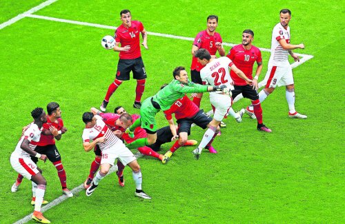 Schaer, numărul 22, se înalță deasupra tuturor și decide meciul // Foto: Getty Images